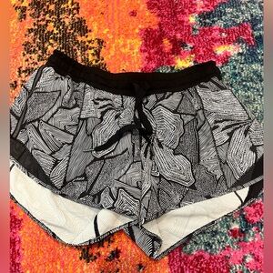 Lululemon Hotty Hot LR 4” Shorts (older version) - Size 8